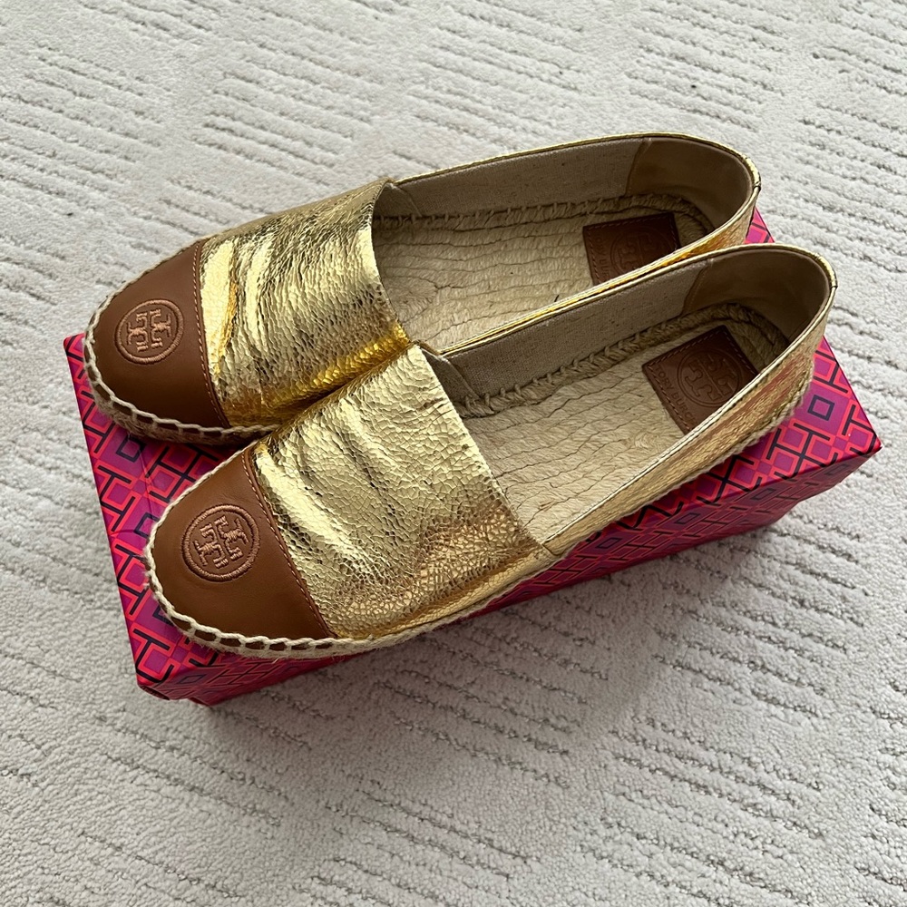 GOLD & TAN TORY BURCH ESPADRILLES.